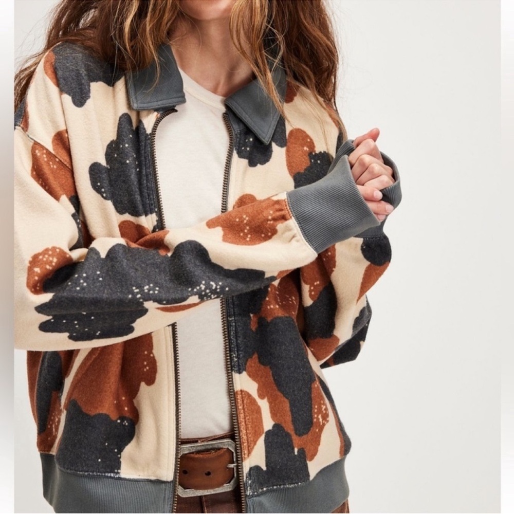 🍀 FREE PEOPLE Cabin Cardi Cozy Zip Up Fleece Bomber Jacket Happy Cow Print Med - Picture 2 of 8